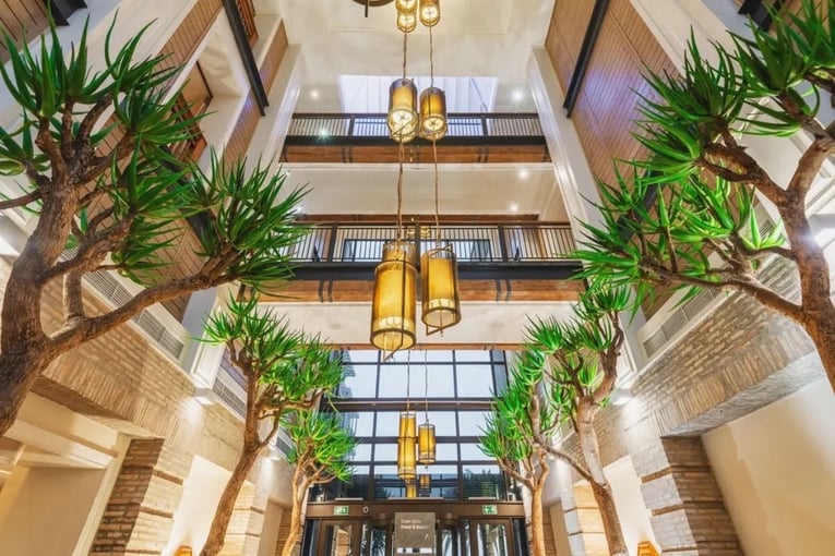 lobby, lampy, zeleň