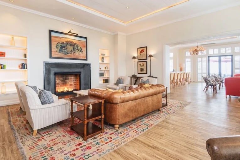 hotelový pokoj, krb