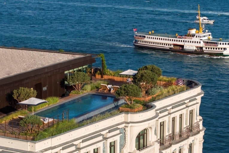 bazen na střeše, voda, loď