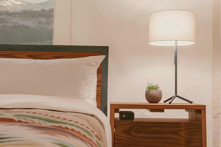 postel, lampa