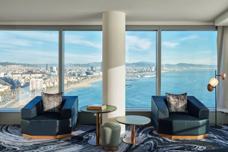 křesla, okna, moře