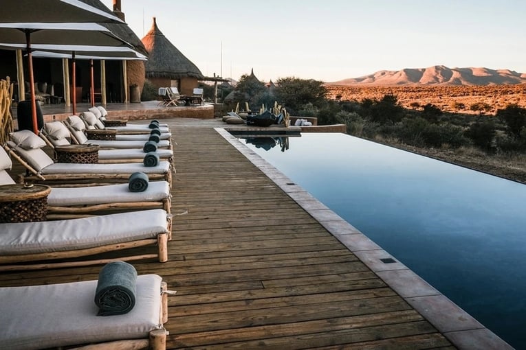 1200 x 800 Zannier Omaanda Lodge, Namibie, Afrika _ Exclusive Tours_bazén, lehátka