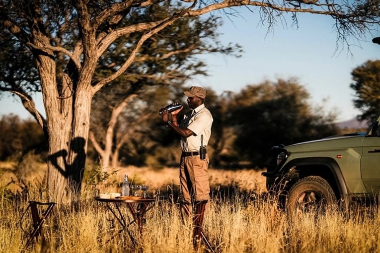 1200 x 800 Zannier Omaanda Lodge, Namibie, Afrika _ Exclusive Tours_safari, muž