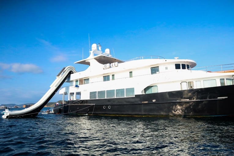 jachta se skluzavkou