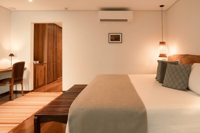 postel v hotelovém pokoji