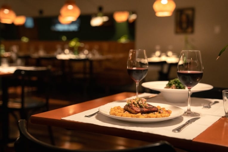 jídlo a víno na stole