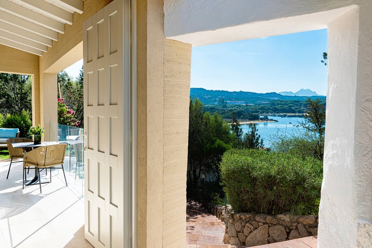 1200x800_7PSAR_Accommodation_Sea-View-Deluxe-Room_entrance-1