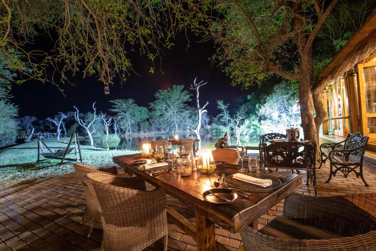 1200x800_Safari_Lodge_Jabulani_Jabulani-Main-Lodge-Pattio-Dining-scaled