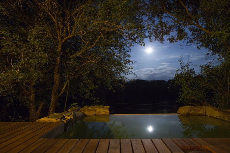 1200x800_Safari_Lodge_Jabulani_Jabulani-Suites-Private-Plunge-Pool-at-Night-scaled