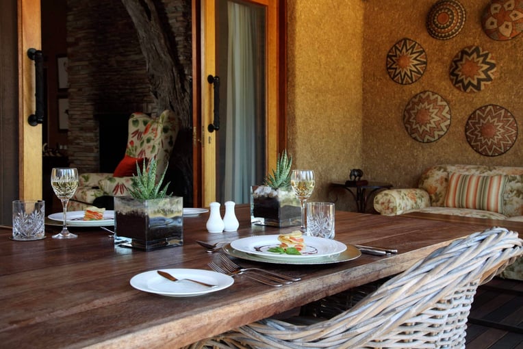 1200x800_Safari_Lodge_Jabulani_Zindoga-Villa-Patio-Dining-1-scaled