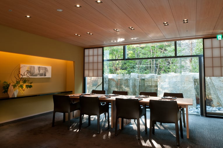 1200x800_The Capitol Hotel Tokyu_jidelni stul