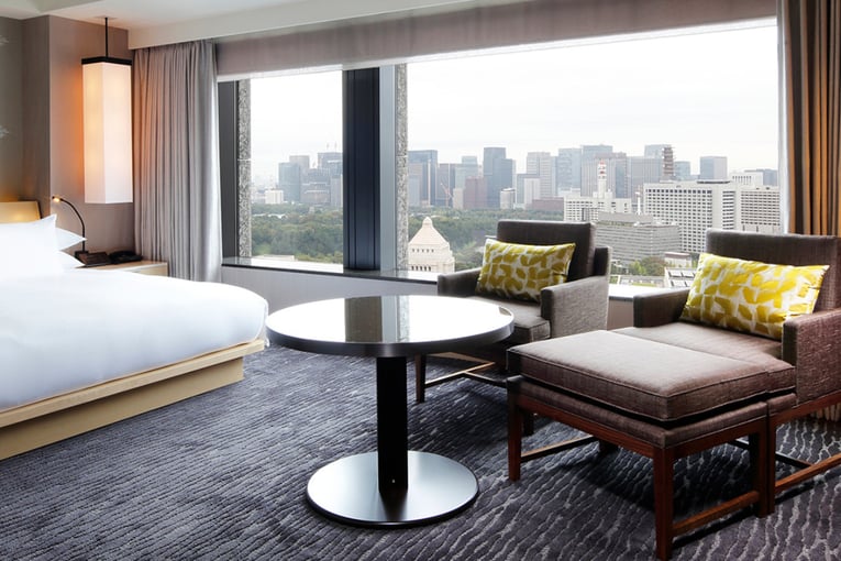 1200x800_The Capitol Hotel Tokyu_pokoj s vyhledem a posteli