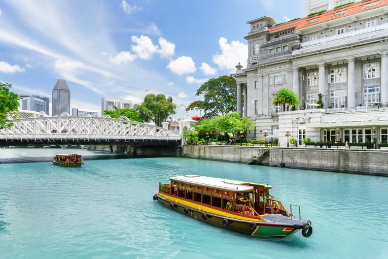 1200x800_Traditional tourist boats sailing along the Singapore River