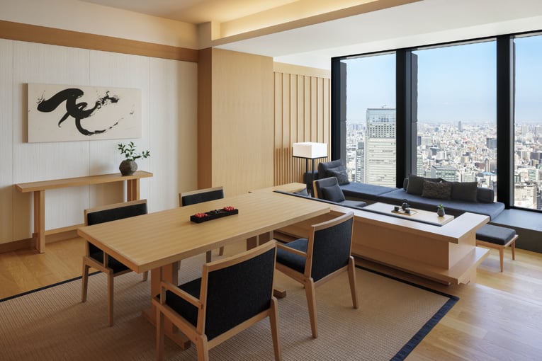 1200x900_Aman_Tokyo_stul s gaucem a vyhledem