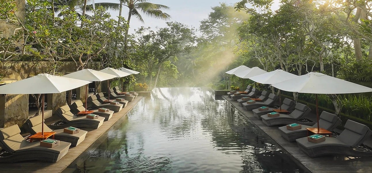 1450x674 Divoká příroda i plážová dovolená na Bali s Exclusive Tours Maya Ubud Resort & Spa main-swimming-pool-tb