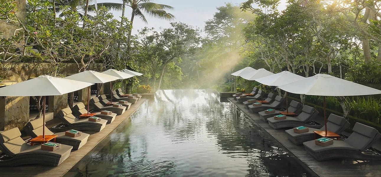 1450x674 Divoká příroda i plážová dovolená na Bali s Exclusive Tours Maya Ubud Resort & Spa main-swimming-pool-tb