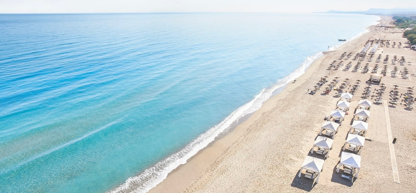 1450x674 Dovolená v Řecku pro celou rodinu cover 05-gorgeous-sandy-beach-with-private-gazebos