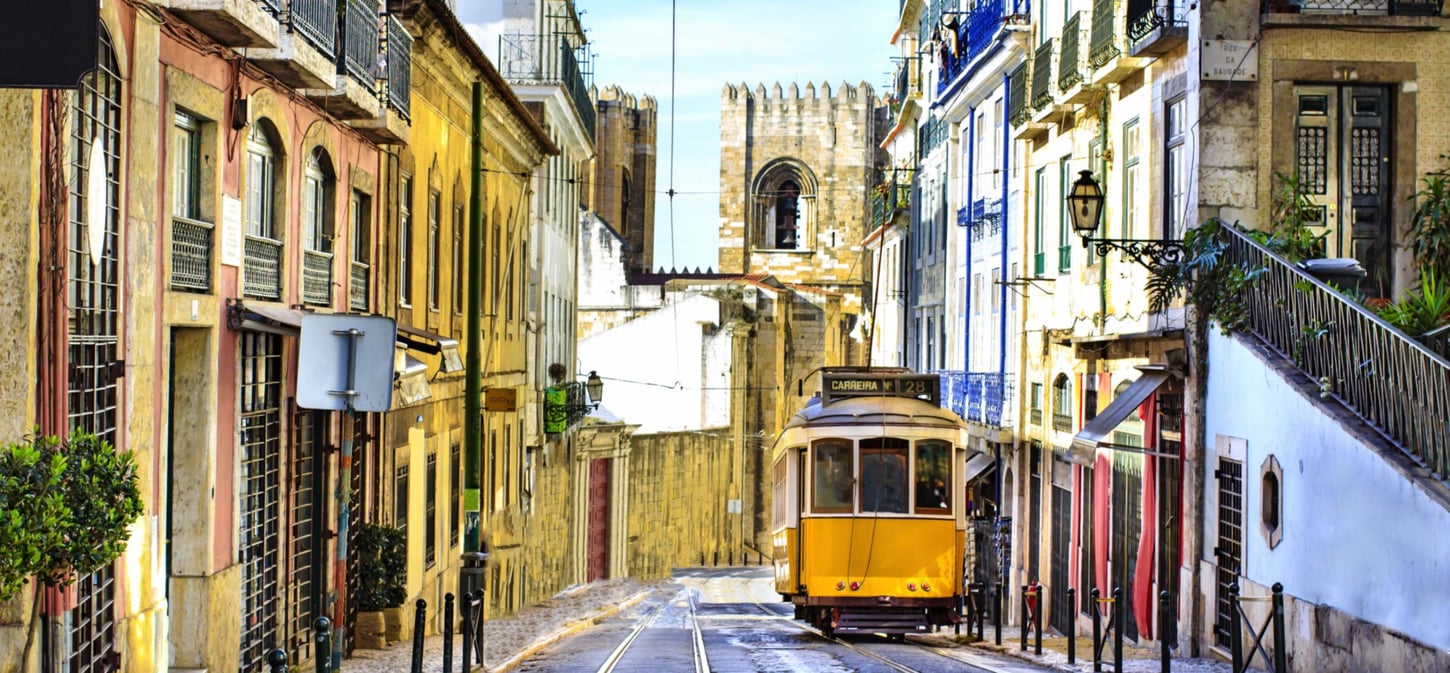 1450x674 Lisabon žlutá tramvaj shutterstock_160977977