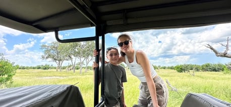 žena a dítě na safari