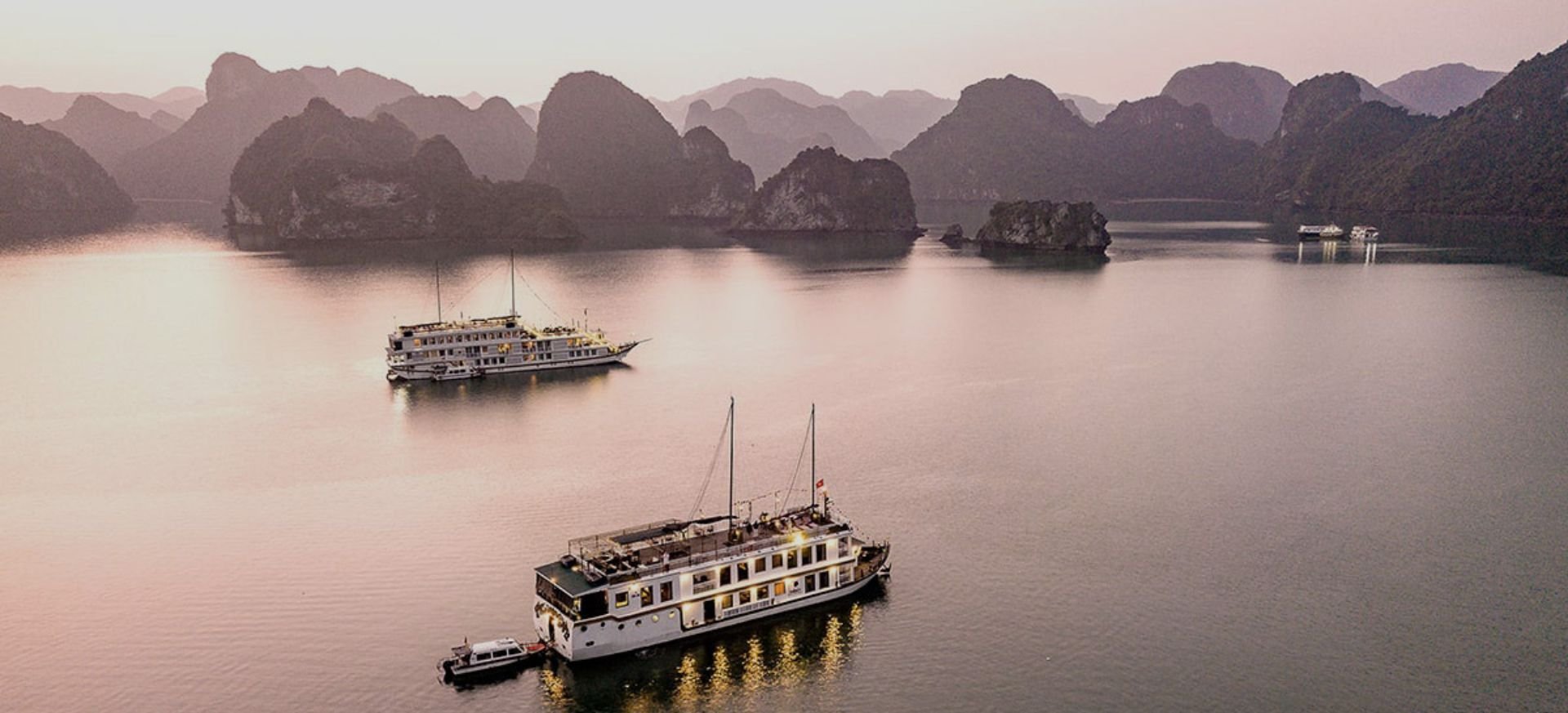 loď na moři a zátoky