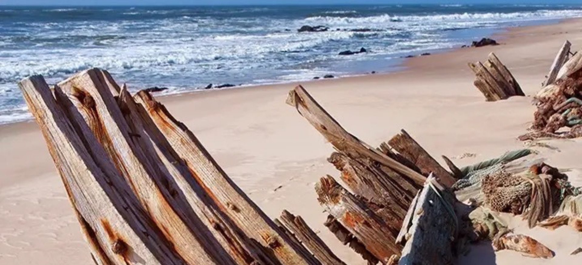 1920x873 Shipwreck Lodge, plaza, vrak | Exclusive Tours