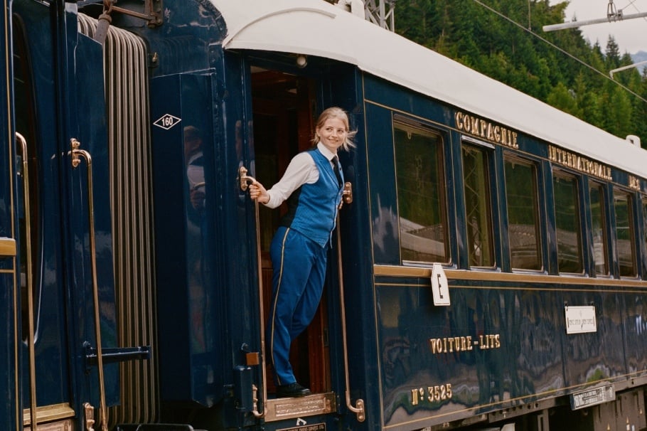 žena vykukující z vlaku