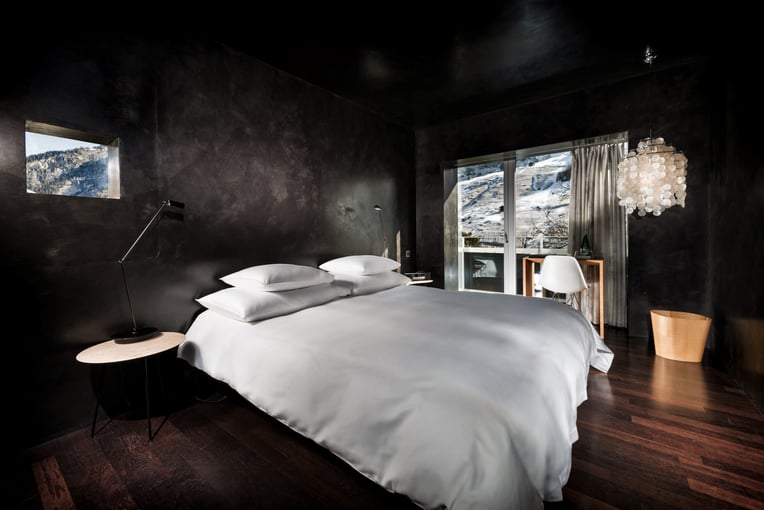 7132 Hotel 5s new_globalimagecreation_zumthor_black_winter