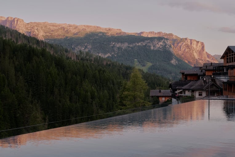 Aman Rosa Alpina, Itálie – Dolomiti Superski | Exclusive Tours aman_rosa_alpina_italy_-_pool_exterior