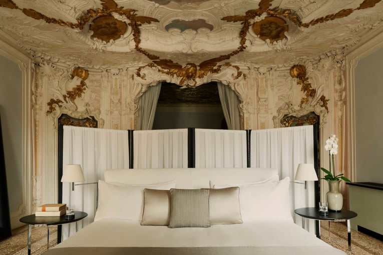 Aman Venice, Itálie – Benátky | Exclusive Tours aman-venice-accommodation-alcova-tiepolo-suite-bedroom_3