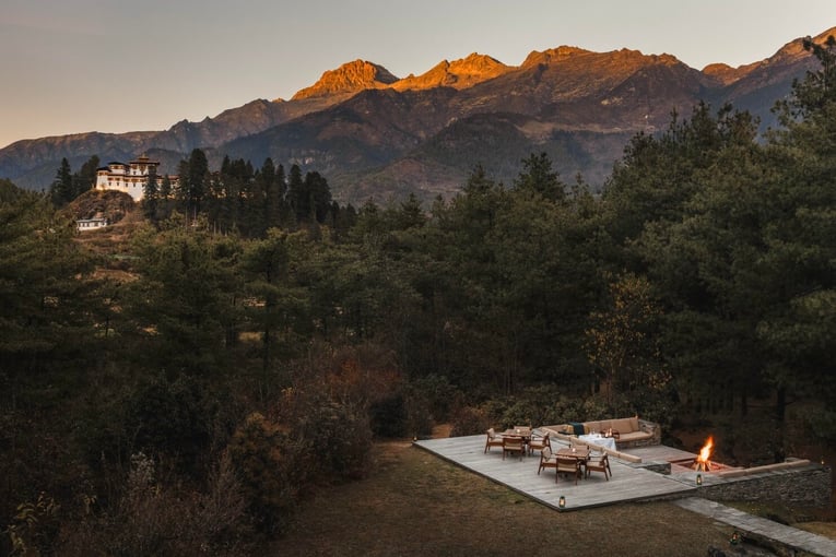 Amankora, Bhútán – Thimbú | Exclusive Tours amankora-bhutan-paro-lodge-exterior-firepit-terrace