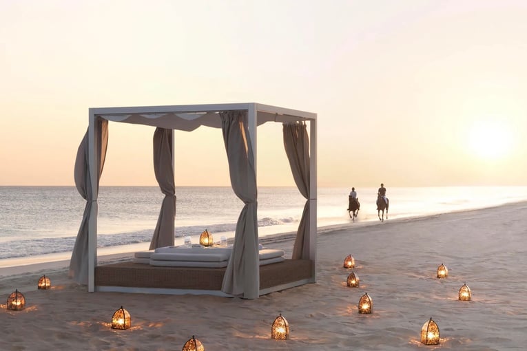 Anantara Al Baleed Resort Salalah al_baleed_by_anantara_dining_by_design_beach_bed_03_1920x1037