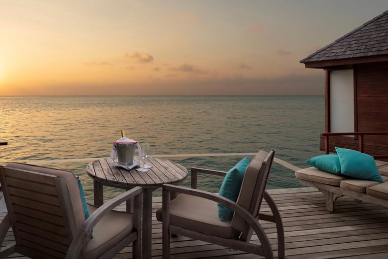 Anantara Dhigu Maldives Resort anantara_dhigu_sunset_over_water_pool_suite1920x1037