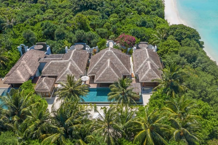 Anantara Kihavah akih_exterior_view_4bedroom_beach_pool_residence_aerial_1920x1037px