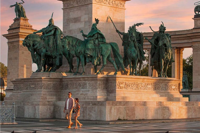 Anantara New York Palace Budapest Hotel, Maďarsko - Budapešť | Exclusive Tours anantara_new_york_palace_budapest_hotel_lifestyle_location_heroes_square_couple2