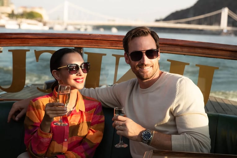 Anantara New York Palace Budapest Hotel, Maďarsko - Budapešť | Exclusive Tours anantara_new_york_palace_budapest_hotel_lifestyle_river_boat_couple_champaign