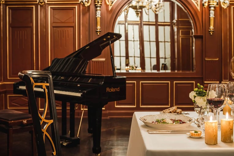 Anantara New York Palace Budapest Hotel, Maďarsko - Budapešť | Exclusive Tours anantara_new_york_palace_budapest_hotel_restaurant_dining_by_design_red_salon_piano_candles