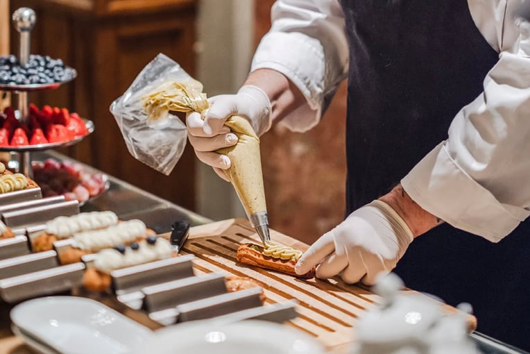 Anantara New York Palace Budapest Hotel, Maďarsko - Budapešť | Exclusive Tours anantara_new_york_palace_budapest_hotel_restaurant_gastronomy_breakfast_eclair_station