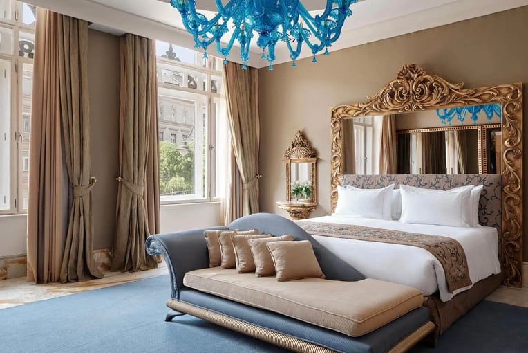 Anantara New York Palace Budapest Hotel, Maďarsko - Budapešť | Exclusive Tours anantaranewyorkpalacebudapesthotelroompresidentialsuitecurtainsopenkingsizebeddetails1920x10378