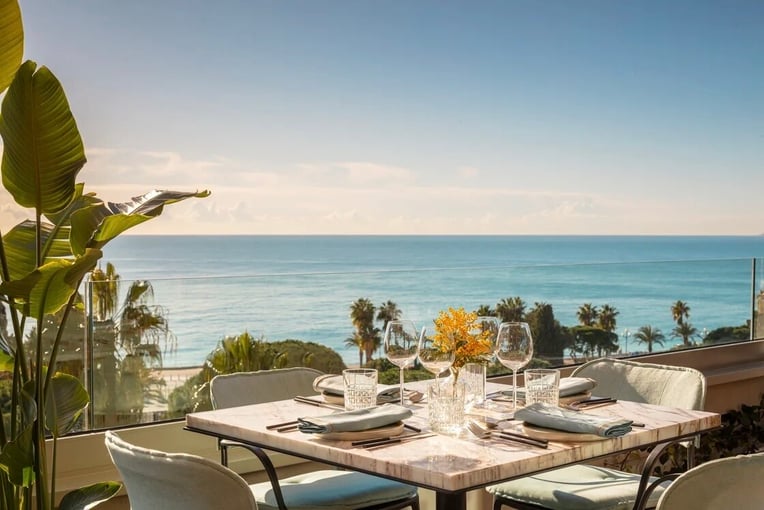 Anantara Plaza Nice Hotel | Exclusive Tours anantara_plaza_nice_hotel_restaurant_balcony_sea_view_table_0409-1120x747