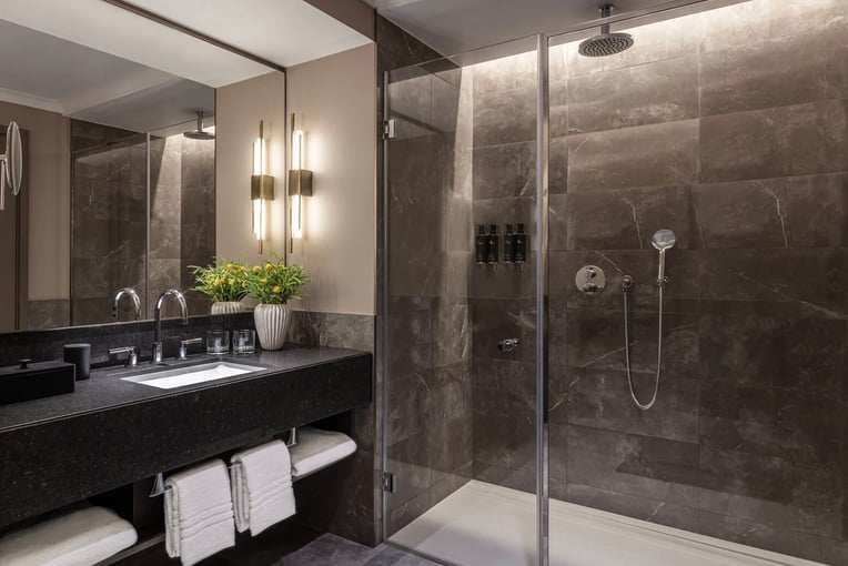 Anantara Plaza Nice Hotel | Exclusive Tours anantara_plaza_nice_premium_sea_garden_view_balcony_bathroom_0417x-3-3-crpd-1920x1037