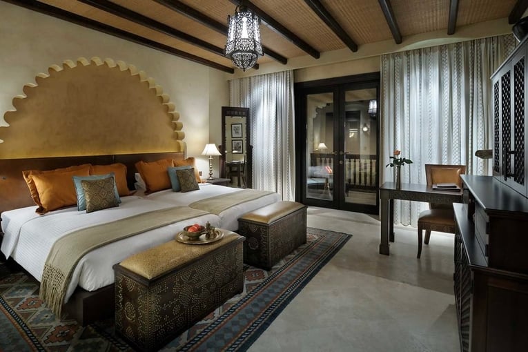 Anantara Qasr al Sarab qasr_al_sarab_by_anantara_twin_bed_deluxe_room_1920x1037