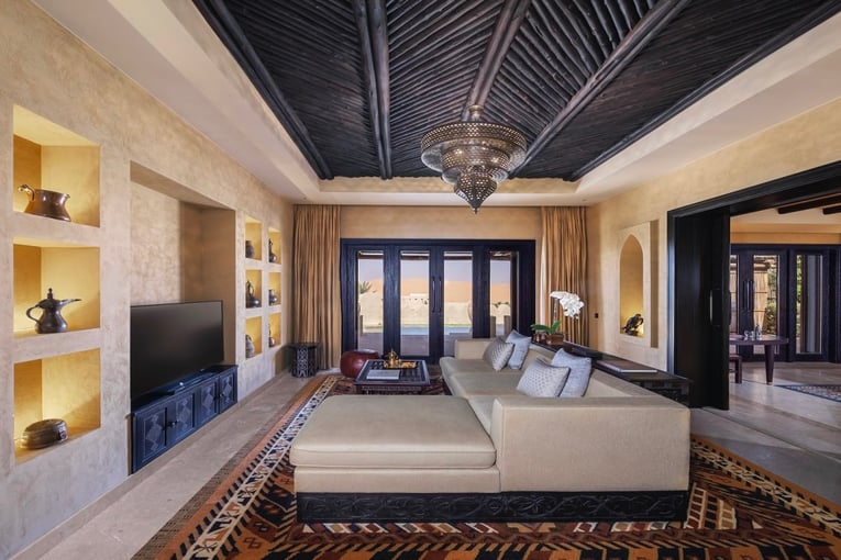 Anantara Qasr al Sarab qasr_al_sarab_desert_resort_by_anantara_guest_room_one_bedroom_villa_livingroom