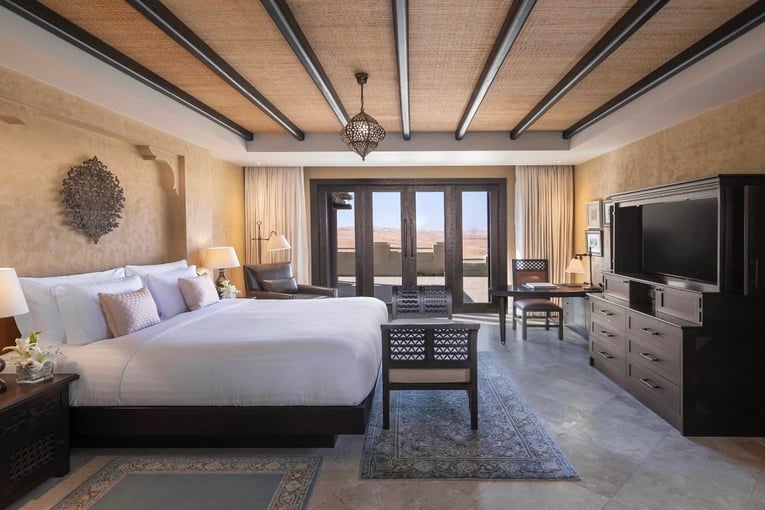 Anantara Qasr al Sarab qasr_al_sarab_desert_resort_by_anantara_guest_room_two_bedroom_villa_kind_bedroom