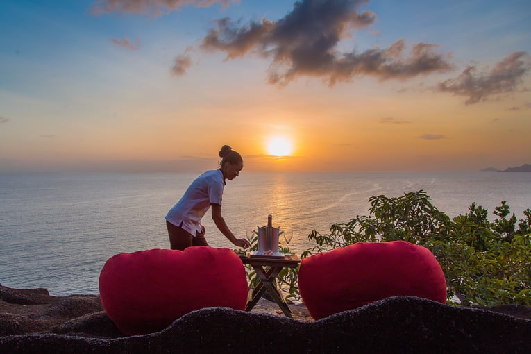 Anantara_Maia_Seychelles_Villas_Restaurant_Dining_By_Design_Sunset_On_The_Rock