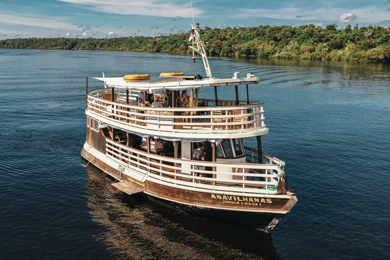Anavilhanas Jungle Lodge, Brazílie – Amazonie 656f59710cba9a67380cabc2_hotel-anavilhanas-navegando-pelo-rio-negro-a-bordo-de-um-barco-regional