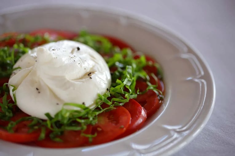 Angama Mara, Keňa – Masai Mara Burrata-Salad_iz1gfi-1-1