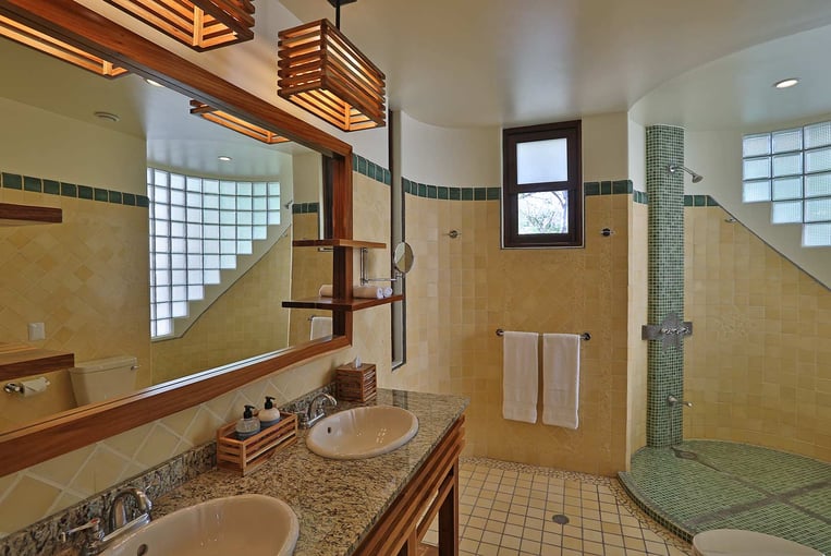 Arenas del Mar 37-Luxury-Suite-Bathrooms