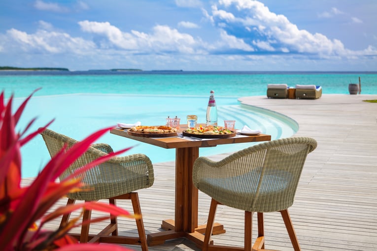 Baglioni Resort Maldives Pool_Bar_Baglioni_Resort_Maldives (6)
