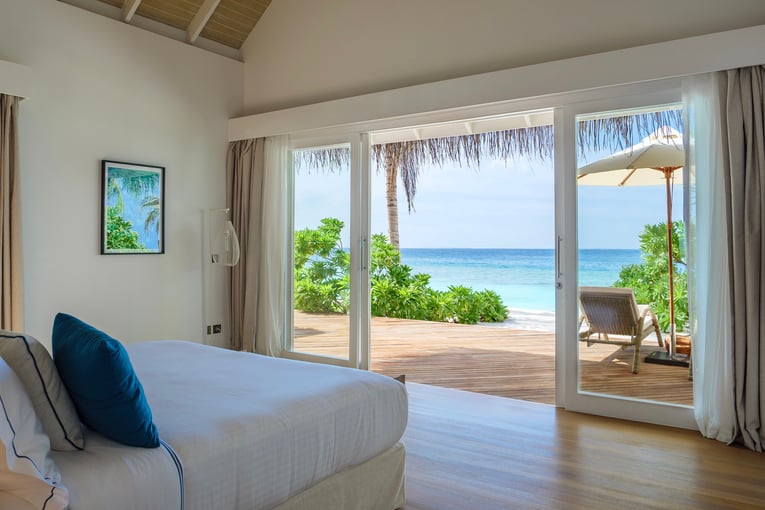 Baglioni_Resort_Maldives_Deluxe_Beach_Suite_with_pool_bedroom_02