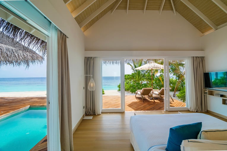 Baglioni_Resort_Maldives_Deluxe_Beach_Suite_with_pool_bedroom_04